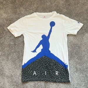 Kids Large AIR jordan T-shirt. condition is good just a little wrinkled.